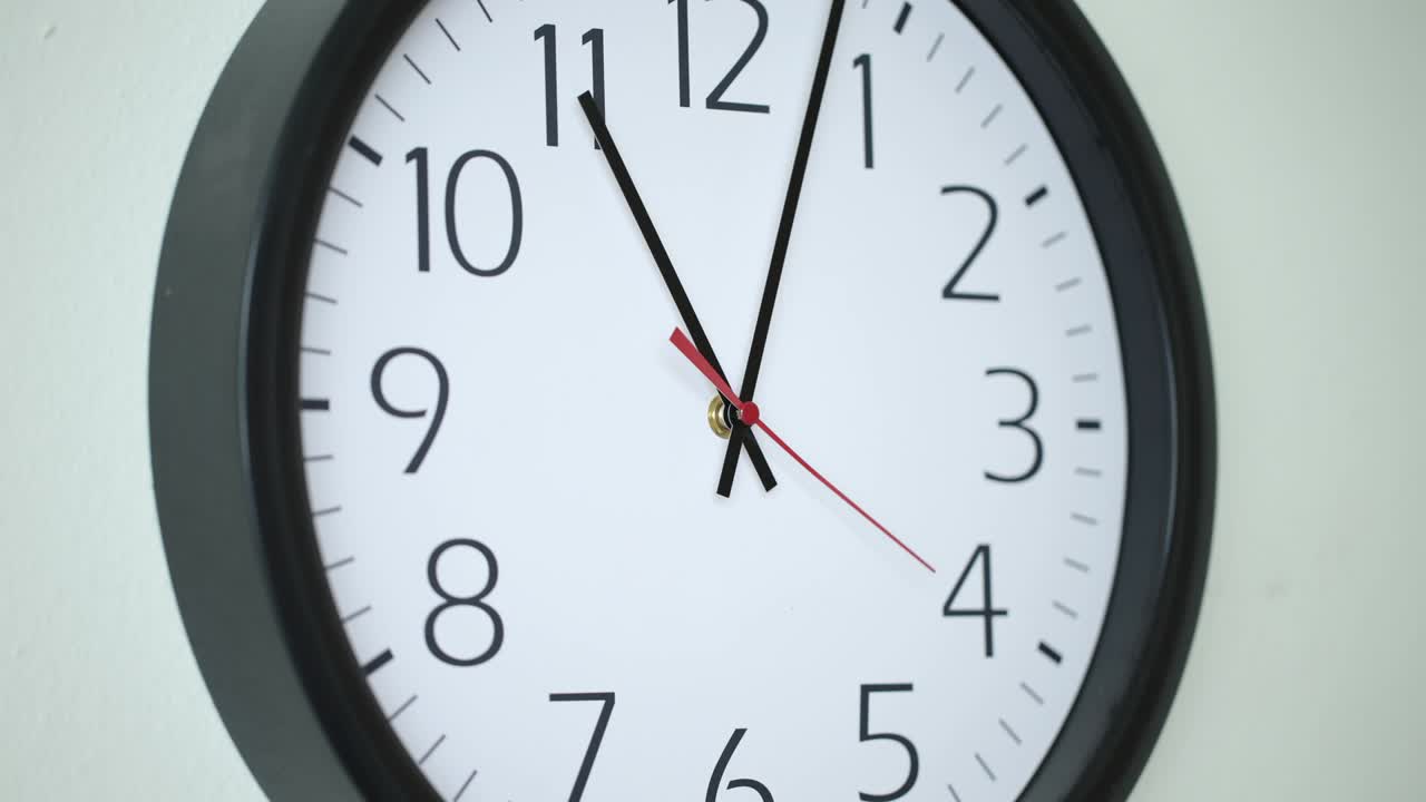 Ripresa in time-lapse 4K di un orologio che si muove velocemente in un ufficio aziendale