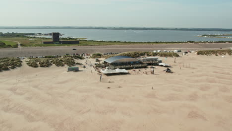 Vista-Aérea-De-La-Escuela-De-Kitesurf-Natural-Y-Del-Club-De-Playa-En-Brouwersdam,-Ouddorp,-Países-Bajos