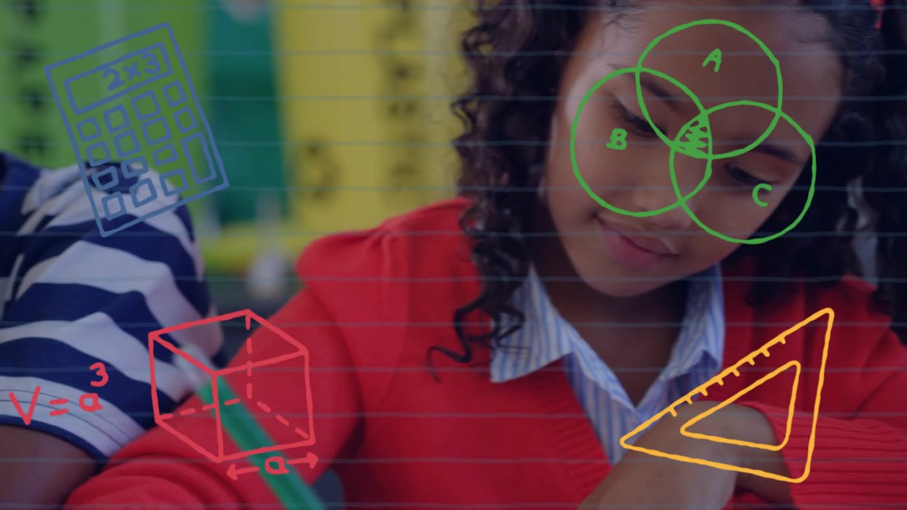 Menina escrevendo com lápis verde, sobreposições de matemática sobre a mesa, câmera panorâmica para a esquerda, menino resolvendo matemática