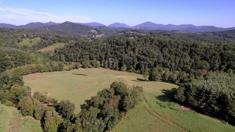 Montaña-Serpiente-Nc,-Carolina-Del-Norte-En-El-Fondo-Con-Pastizales-En-Primer-Plano-Aéreo-En-El-Condado-De-Watauga-Nc,-Carolina-Del-Norte-Cerca-De-Boone-Y-Roca-Soplante-Nc,-Carolina-Del-Norte