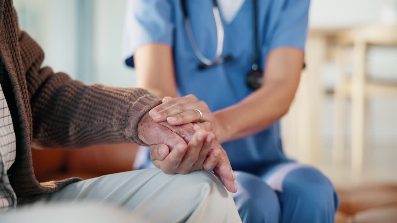 enfermera consolando a un paciente de edad avanzada