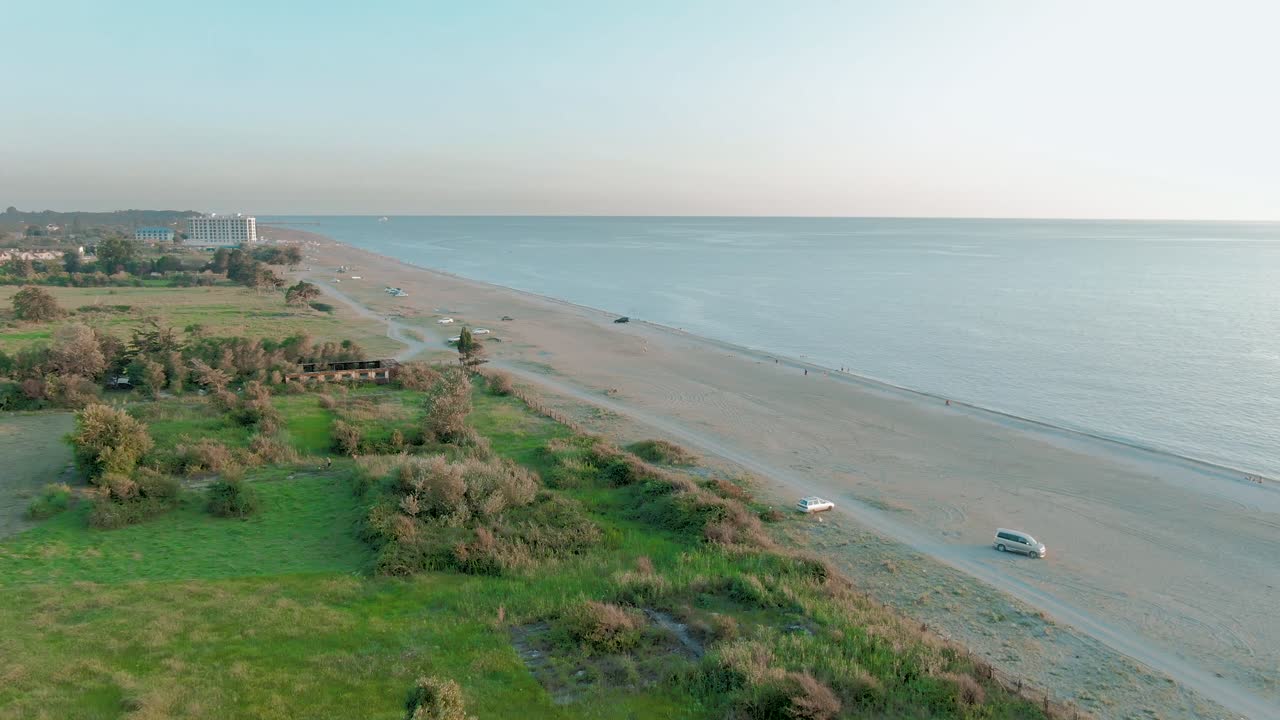vista de la costa con playa y hotel