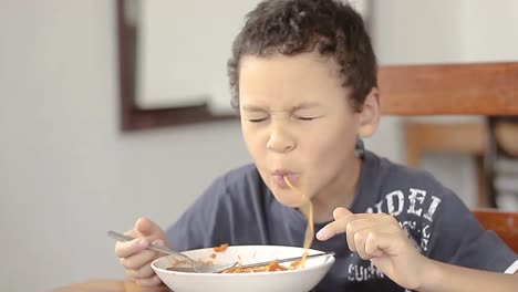 Warum-Spaghetti-Aus-Einer-Schüssel-Essen-Stockvideo