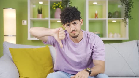 un joven estresado e infeliz.