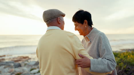 baile, puesta de sol y pareja de ancianos en la playa