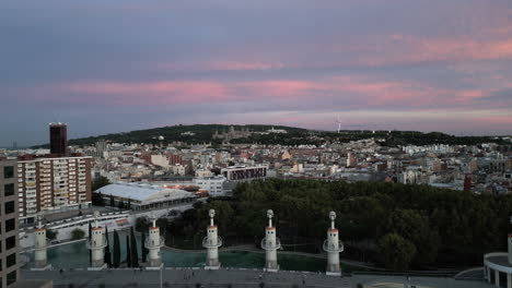 un dron nublado al atardecer disparó sobre un parque en barcelona, españa