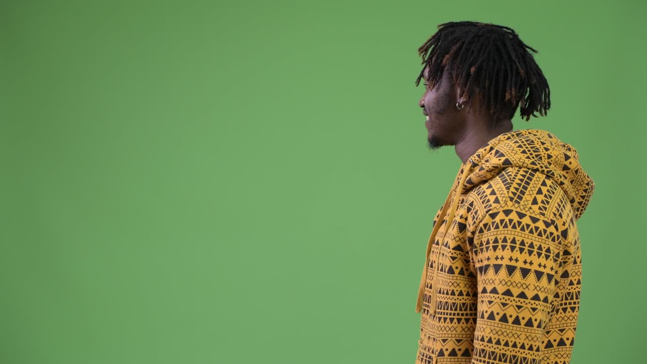Vista de perfil de um jovem, feliz e bonito homem africano sorrindo.