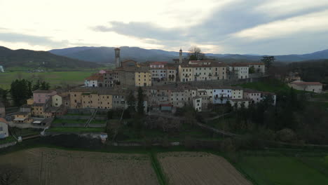 Monterchi:-Pintoresca-Postal-Toscana-Bajo-El-Resplandor-Del-Atardecer-En-La-Provincia-De-Arezzo,-Italia