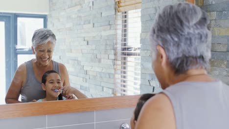 Abuela-Y-Nieta-Cepillándose-Los-Dientes-En-El-Baño-4k