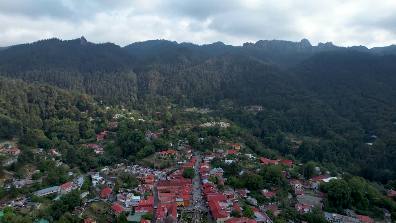 Rekaman drone mundur kota Mineral del Chico di Hidalgo, Meksiko
