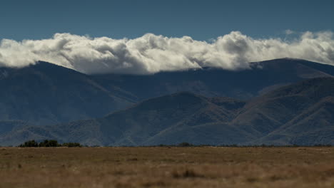 Atemberaubender-Filmischer-Zeitraffer-Von-Wolken-Und-Bergen-In-Rumänien