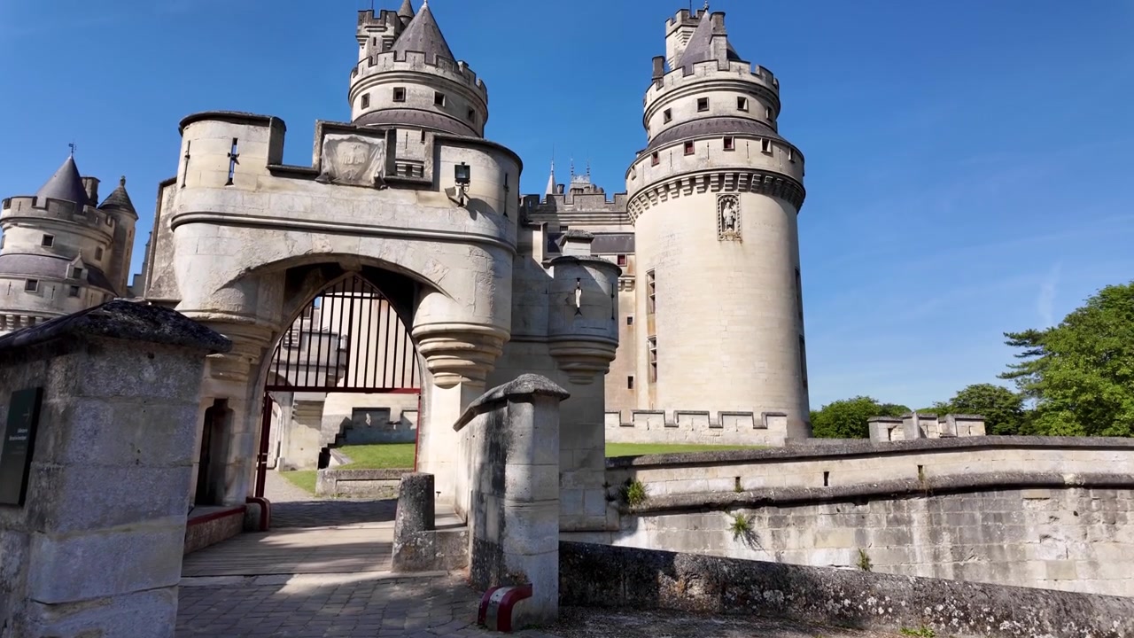 Fortezza storica del Castello di Pierrefonds che mostra l'architettura medievale restaurata e le iconiche torri rotonde.