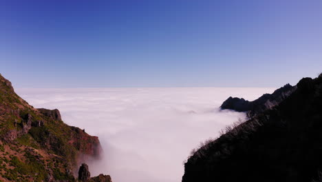 Vista-Aérea-De-Drones-De-Un-Valle-Cubierto-De-Nubes,-En-Medio-De-Montañas,-En-Madeira