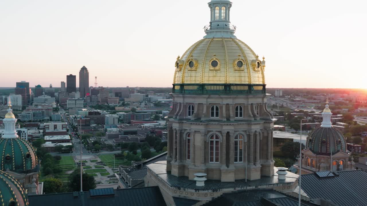 Des Moines Capitol binasının arkasındaki çarpıcı güneş