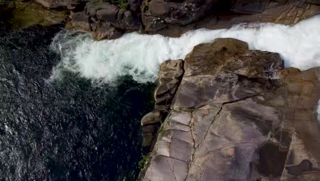 Agua-Rápida-Que-Fluye-Desde-El-Agujero-Para-Nadar-En-El-Desfiladero-De-Behana