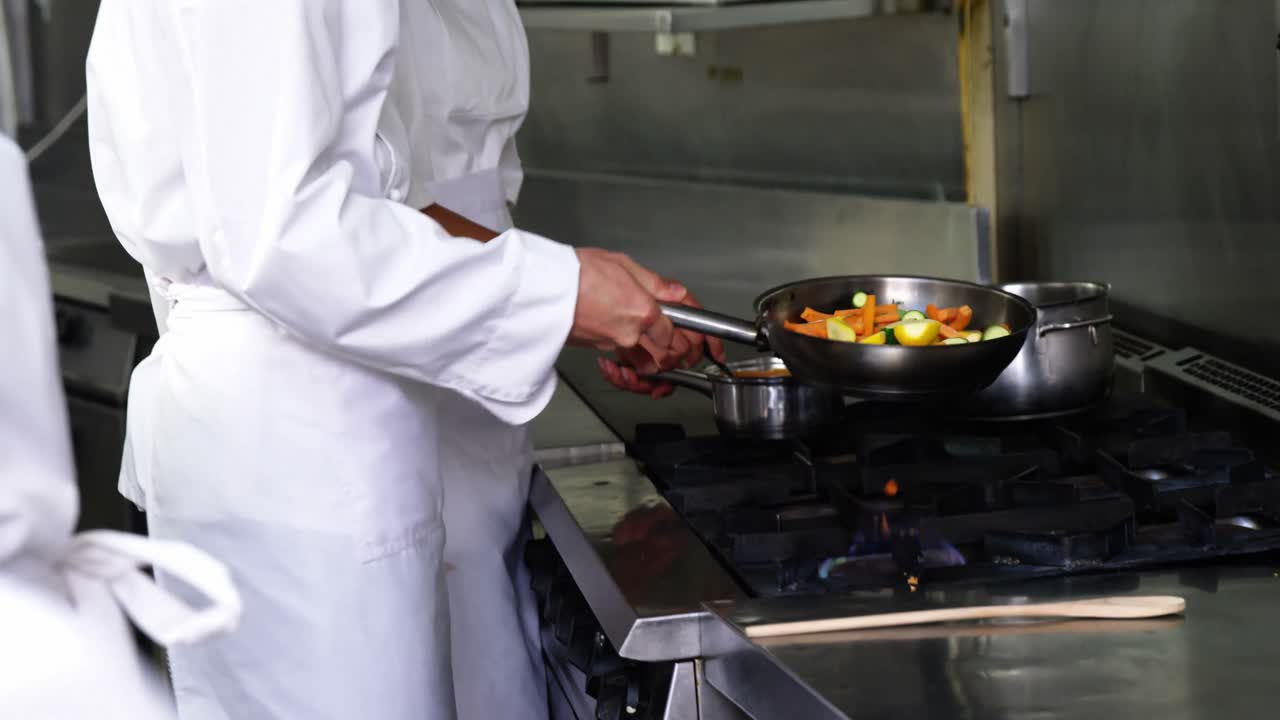 Chef prepara cibo in cucina