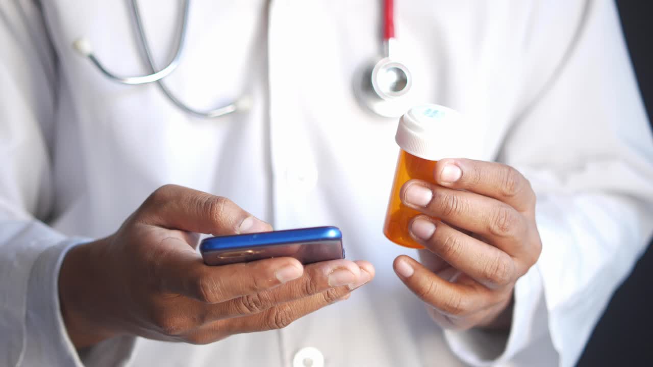 médico que revisa las recetas de medicamentos