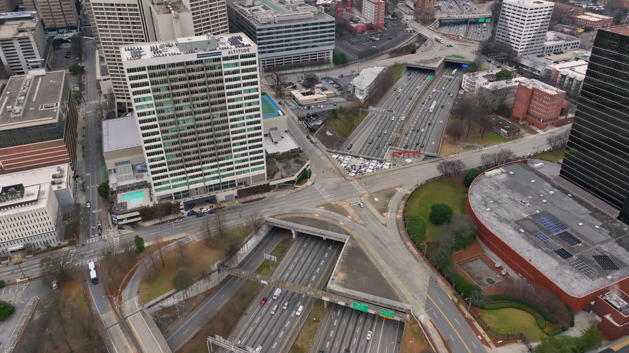 vista aérea del centro de atlanta, georgia, del horizonte y de los rascacielos, del paisaje urbano, de las calles y del tráfico, ga, ee.uu.
