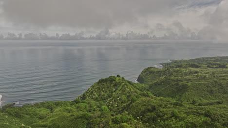 Maui-Hawaii-Aéreo-V42-Drone-Cinematográfico-Sobrevuelo-Ladera-Bahía-Honolulu-Nui-Capturando-El-Paisaje-Costero-A-Lo-Largo-De-La-Autopista-Hana,-Vistas-De-Nahiku-Y-El-Océano-Pacífico---Filmado-Con-Cine-Mavic-3---Diciembre-De-2022