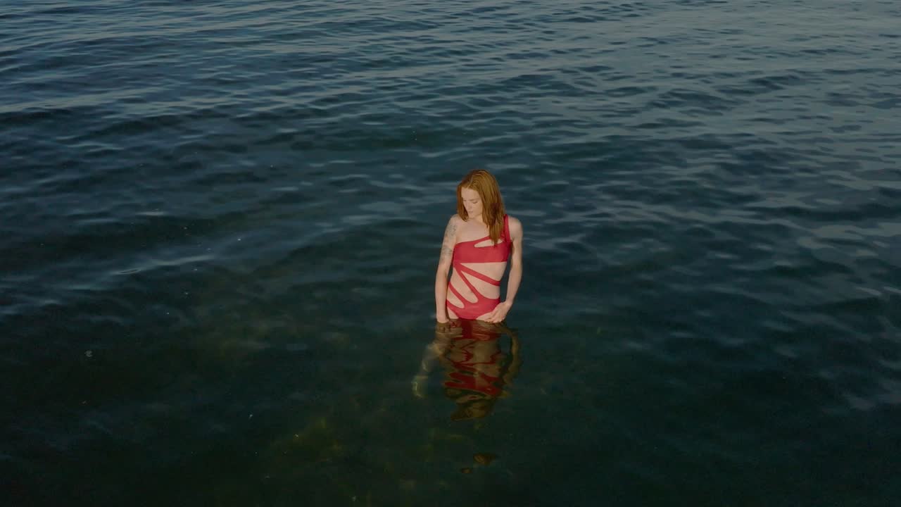 공중, 황금 시간에 부두에서 저녁을 즐기는 젊은 여성들의 느린 동작