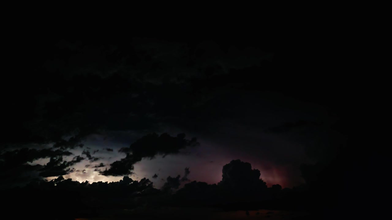 Un espectáculo impresionante de relámpagos durante una noche de tormenta - Plano general