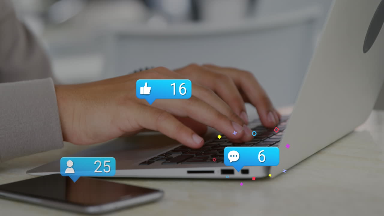 animación de números cambiantes, iconos en cajas de mensajes, manos cortadas de un hombre caucásico usando una computadora portátil