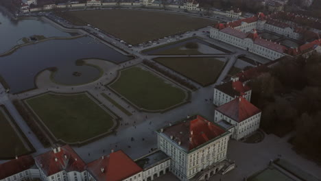 Toma-Aérea-Sobre-El-Palacio-De-Nymphenburg-En-Munich-Alemania