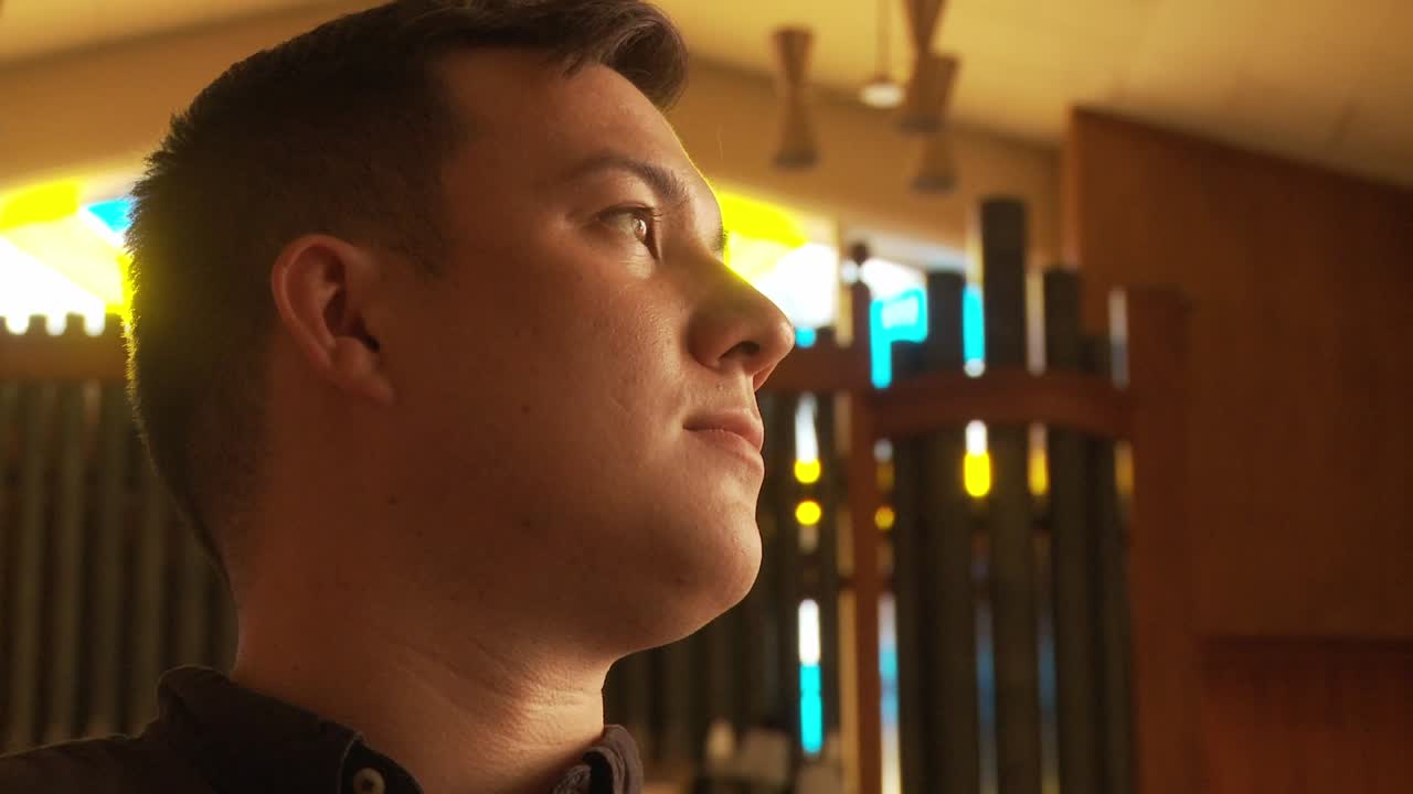 한 민족 남성이 걷고 교회 대성당 안식처 안에서 멈추는 것을 가까이 하다