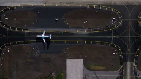 avión que sigue en la pista de rodaje de un aeropuerto internacional