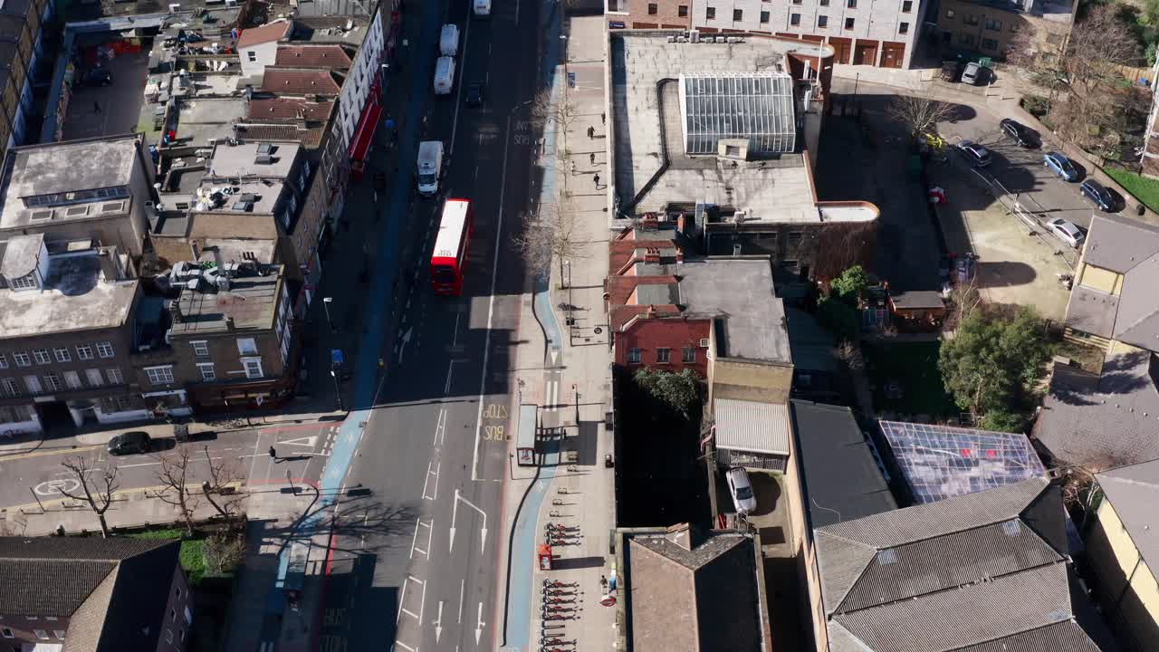 Panorámica ascendente que revela toma aérea de dron de edificios de la ciudad de Londres desde Whitechapel Road