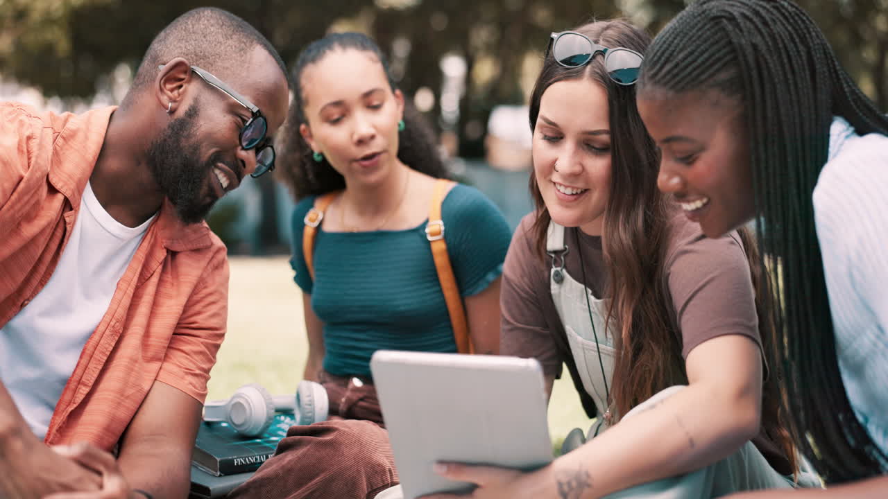 태블릿을 공유하는 친구 그룹
