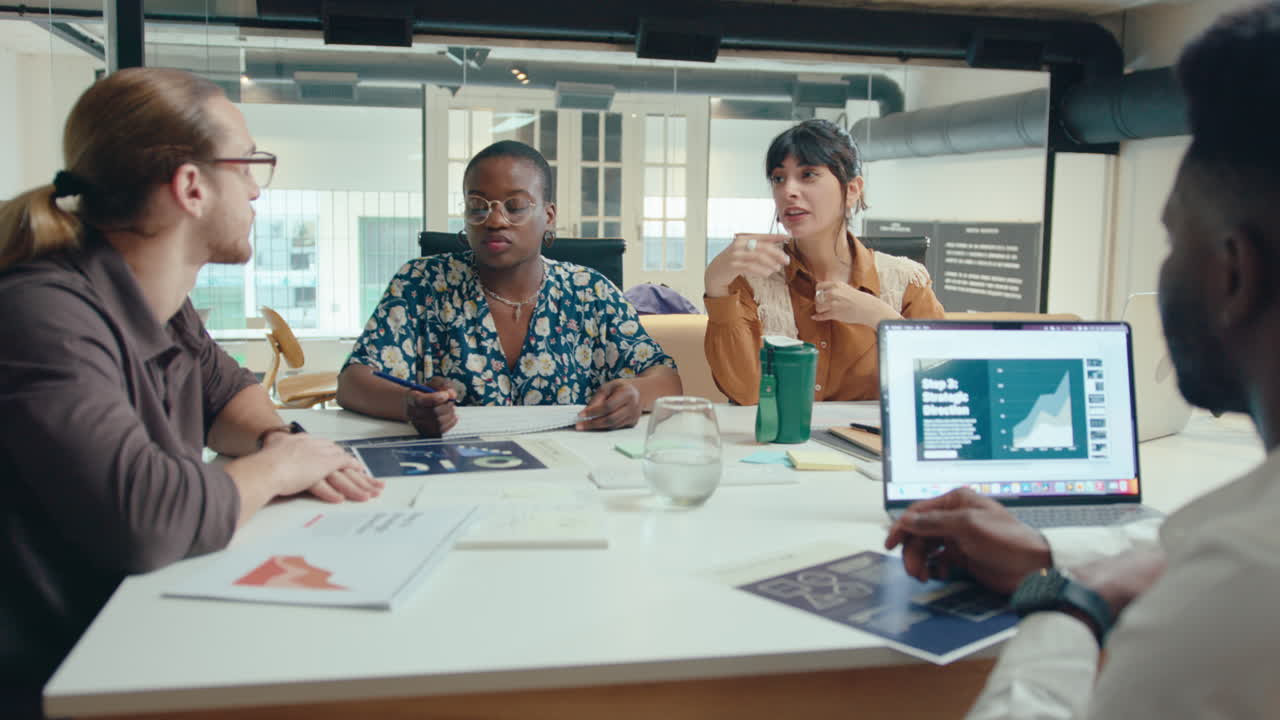 el líder del equipo hace una lluvia de ideas con sus colegas durante una reunión de negocios.