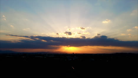 puesta de sol sobre miyazaki japón