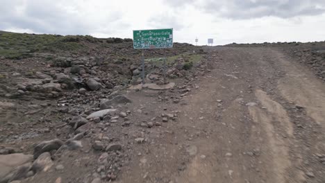 descenso aéreo a roadsign en la parte superior del aventurero sani pass a lesotho