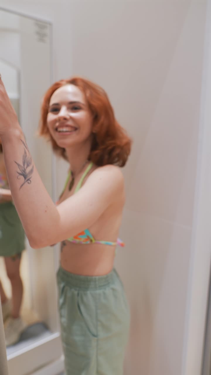 mujer probando un traje de baño en un vestuario