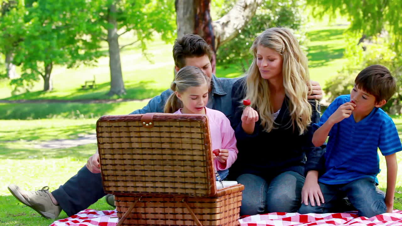 Familie samen picknicken