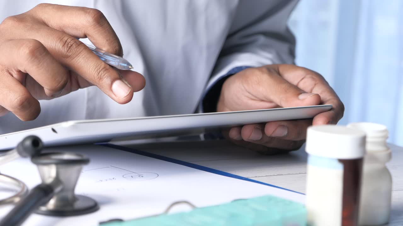 médico que examina los expedientes de los pacientes