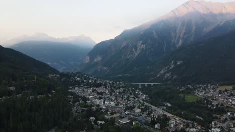 이탈리아 알프스 산맥에 자리잡고 있는 코르마예르 (courmayeur) 의 공중 영상.