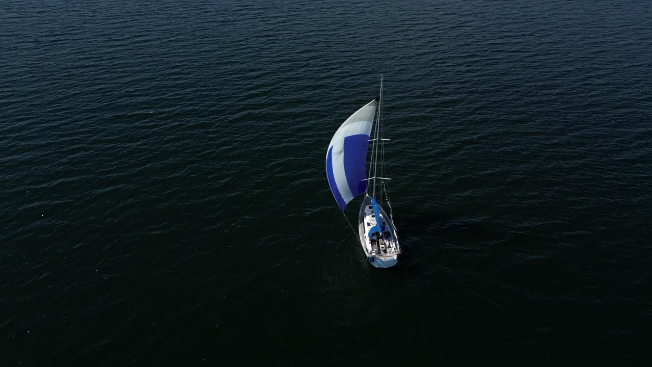 발트해 의 어두운 물 에서 날아다니는 세일 보트 의 공중 전망