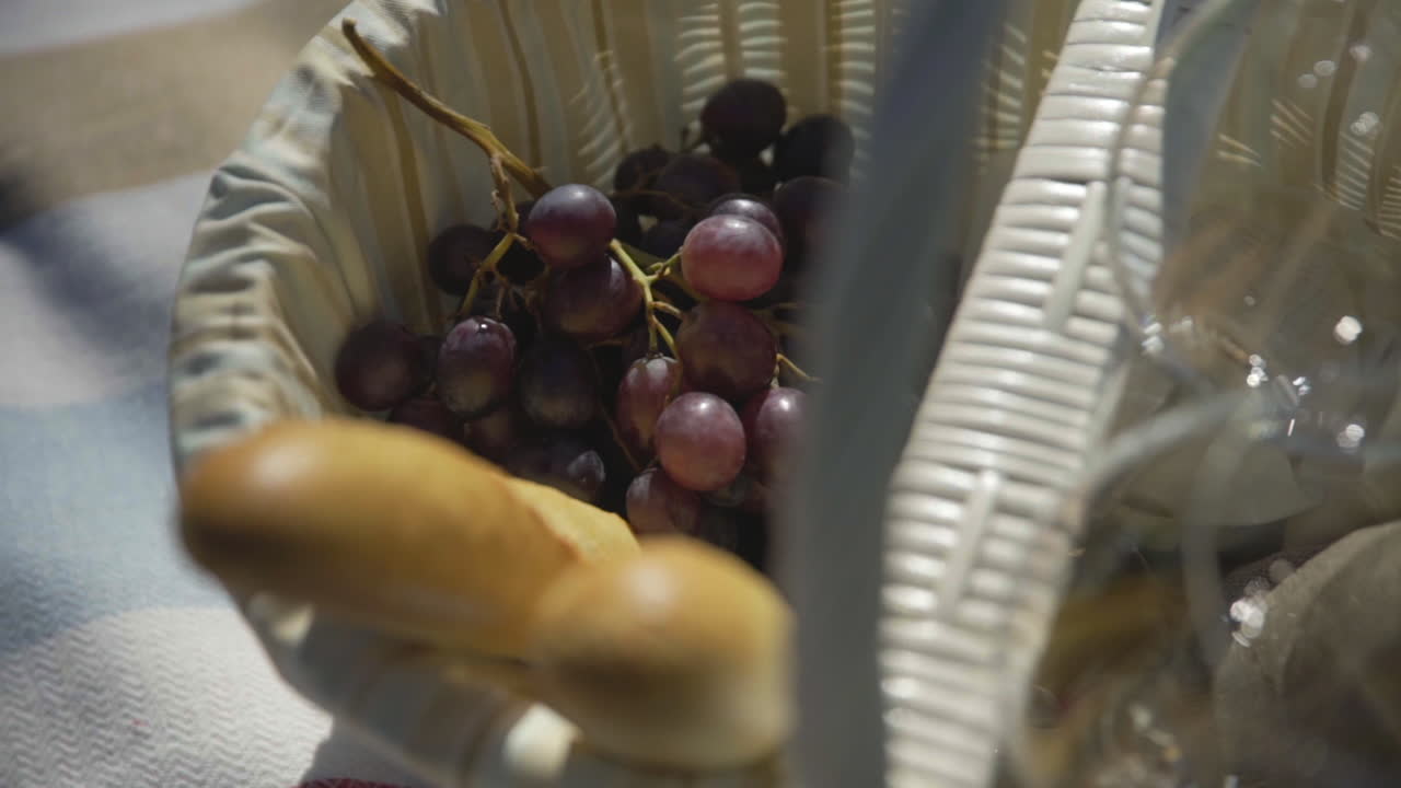 소녀는 소풍을 준비하고 있다