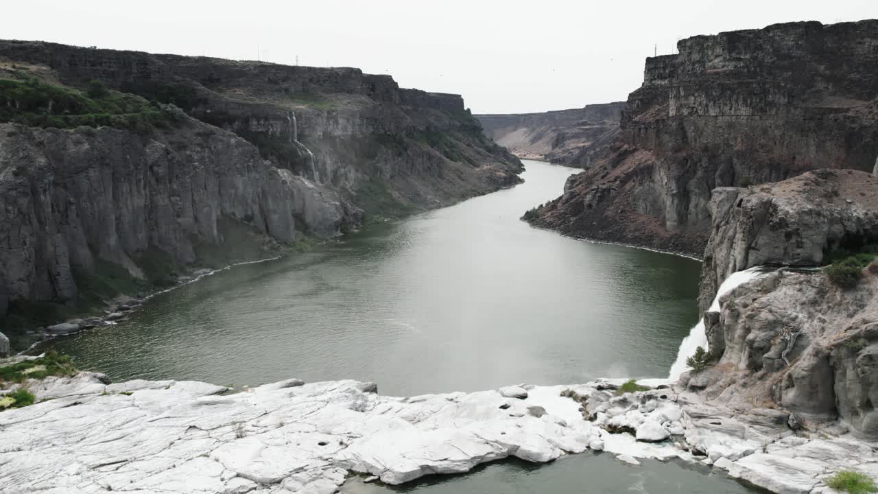 협곡 트윈 폭포의 구불구불한 강과 폭포, 아이다호 공중 드론 4k