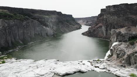río sinuoso y cascadas en el cañón twin falls, drone aéreo de idaho 4k