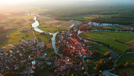 Atemberaubende-4K-Drohnenaufnahmen-Aus-Der-Luft-Von-Kostanjevica-Na-Krki-Im-Goldenen-Abendlicht