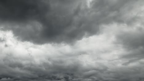 hermoso cielo oscuro dramático con nubes tormentosas el tiempo transcurre antes de la lluvia