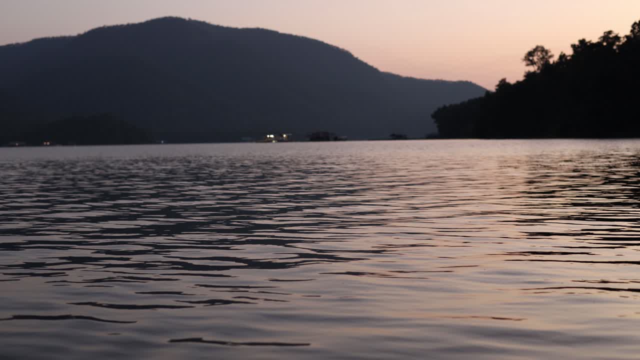 조용한 산 뒤에 있는 해가 지는 시간대