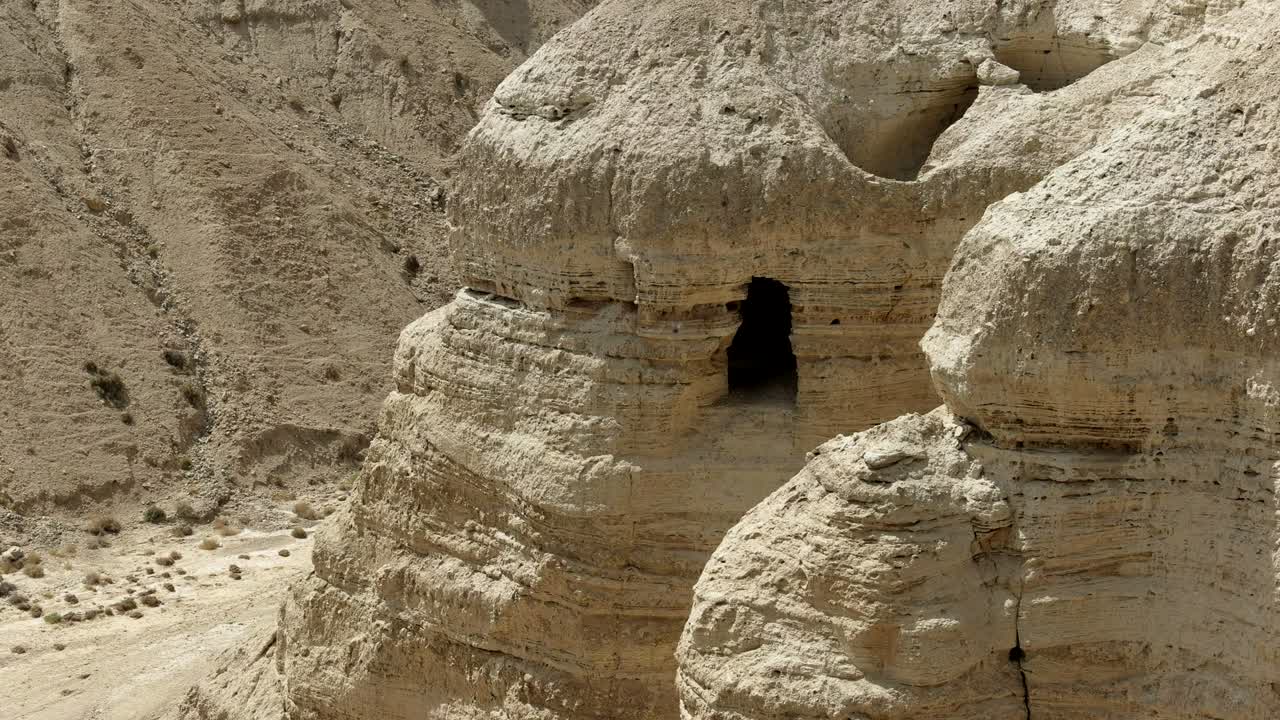 zoom en vista de la cueva 4q en qumran en israel