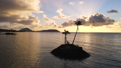 Inselsilhouette-Unter-Quarantäne,-Sehenswürdigkeit-Aus-Der-Luft,-Das-Ultimative-Hawaiianische-Erlebnis-Am-Strand-Von-Kāhala,-Honolulu-Im-Jahr-2021