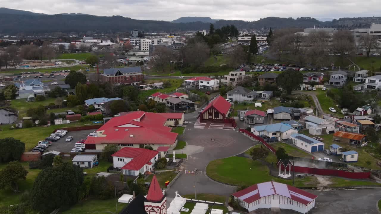 ohinemutu, rotorua - retirada aérea de te papaiouru marae y plaza revelan la iglesia anglicana y el monumento a la guerra en la orilla del lago