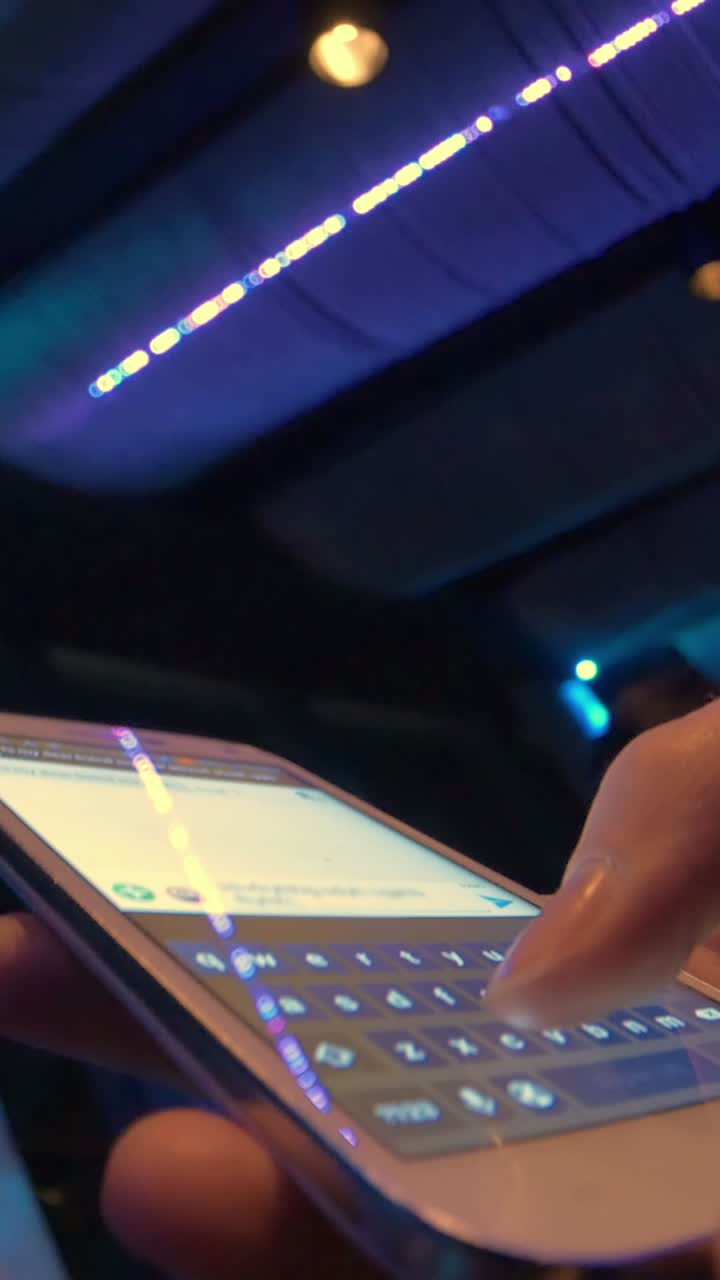 usando un teléfono inteligente