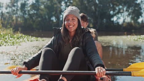 See,-Frau-Und-Ruderboot-Mit-Gesichtern-Von-Menschen